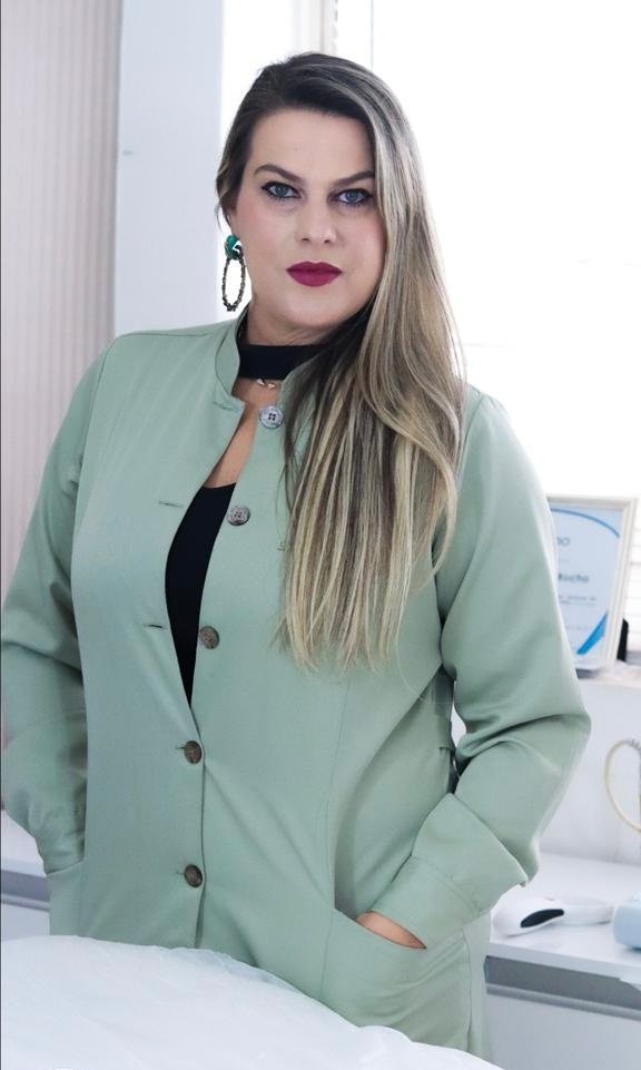 Dra. Renata Ferreira da Rocha atendendo